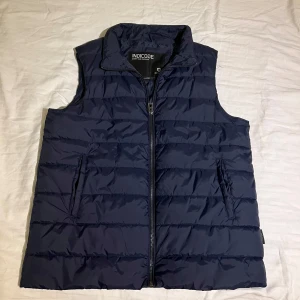 Marinblå Väst - Säljer denna marinblåa väst. Nästan oanvänd, så den är i utmärkt skick. 