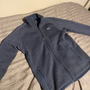 Patagonia fleece - Tja! Säljer nu denna patagonia fleecen som är perfekt nu till hösten!🍁 Skick 8/10! Hör av er vid mer frågor! 🌟