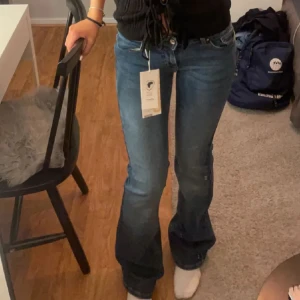 Mörkblå low waist   - Säljer mina nästan oanvända mörkblå low waist bootcut från Nelly (märkte only) Säljs inte längre & skriv för frågor💞💞Waist xs length 32