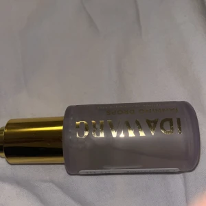 Tanning Drops från Ida Warg - Säljer Ida Warg Tanning Drops i en stilren flaska med guldlock. Perfekt för att ge huden en solkysst look utan solens skadliga strålar. Enkel att använda och ger ett jämnt resultat. Oanvänd