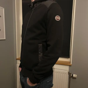 Colmar cardigan - Snygg svart cardigan från Colmar i storlek M. Inga defekter. Bara höra av er om ni vill ha fler bilder!