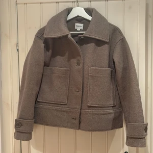 Beige kappa från Kappahl - Säljer en jättefin kappa från Kappahl!! Kappan är i storlek Xs. Säljer då den inte kommer till användning. Kappan är i jättefint skick, inga defekter, då den är sparsamt använd💞 Kappa är köpt från Kappahl för 900 och säljer för 500💞