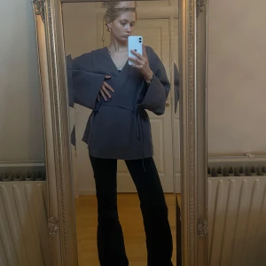 Brun omlottopp från Zara - Säljer min super fina bruna omlott topp från Zara☺️Aldrig använd och är i toppen skick, kan alltid skicka fler bilder om det önskas och priset kan diskuteras 💖💖