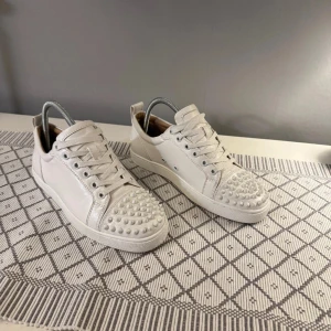 Louboutins strl 39 - Hjälper min tjej o sälja sina loubs, nästinintill oanvända mycket fint skick