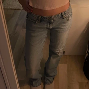 Lågmidjade jeans  - Så snygga! Lite lösare i passformen så skulle säga att de passar xs-m beroende på hur man vill att de sitter men de är en storlek xs