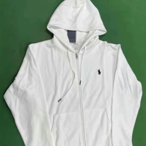 Vit hoodie från Ralph Lauren - Säljer en stilren vit hoodie från Ralph Lauren med dragkedja och klassisk logga på bröstet. Den har en justerbar huva och praktiska fickor framtill. Perfekt för en avslappnad look. Storlek medium. Hela dressen medföljer 1300kr kan fraktas eller mötas