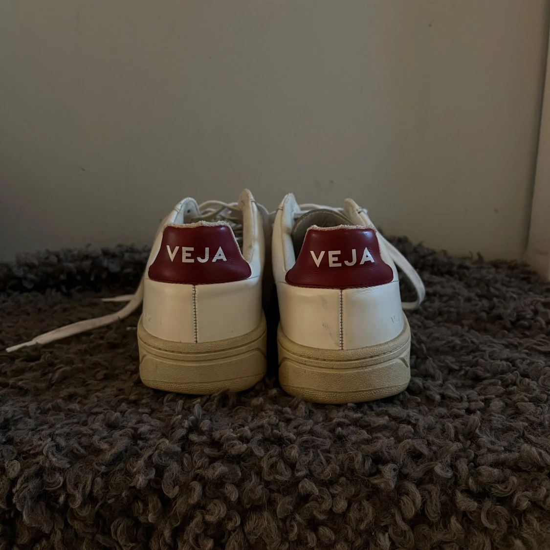 Vita sneakers från Veja med rosa detaljer - 2