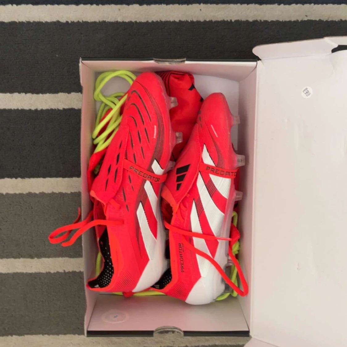 Röda Adidas Predator fotbollsskor