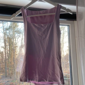 Rosa linnetopp - Säljer en söt rosa linnetopp med breda axelband. Perfekt för varma sommardagar eller som ett lager under en tröja. Enkel och stilren design som passar till det mesta. 🌸