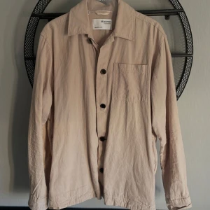 Beige overshirt från Selected Homme - Säljer en stilren beige overshirt från Selected Homme. Tröjan är storlek S och true to size och endast använd fåtalet gånger. Nypris 699kr🙌🏻