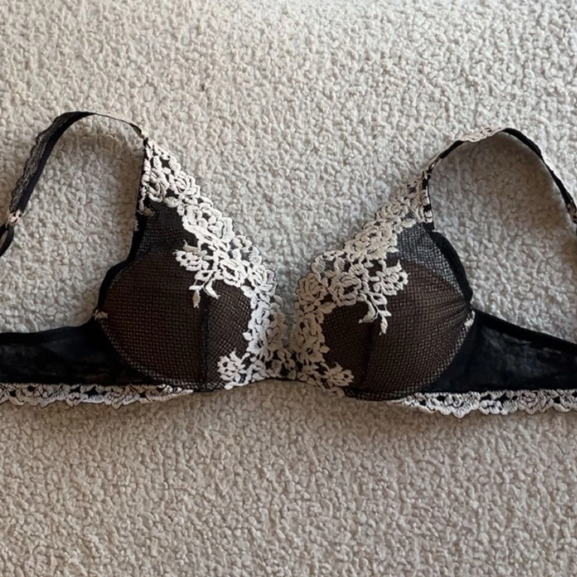 Svart intimissimi spets-bh med vita detaljer