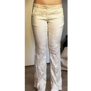 Beige linnebyxor - Säljer mina beiga linnebyxor för dom inte kommer till användning längre. Dom är från Nelly i storlek 36. Något utsvängda med låg midja! 