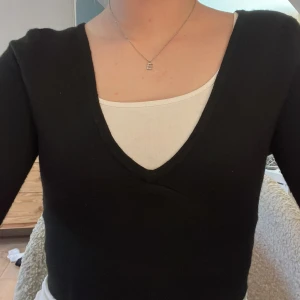 Söt stickad topp - Söt svart stickad kort topp som är jättefin utanpå ett linne. Den är nästan som en långärmad bolero. Har fin v-ringning o är i strl M men passar Xs/s. Aldrig använd. 🩷