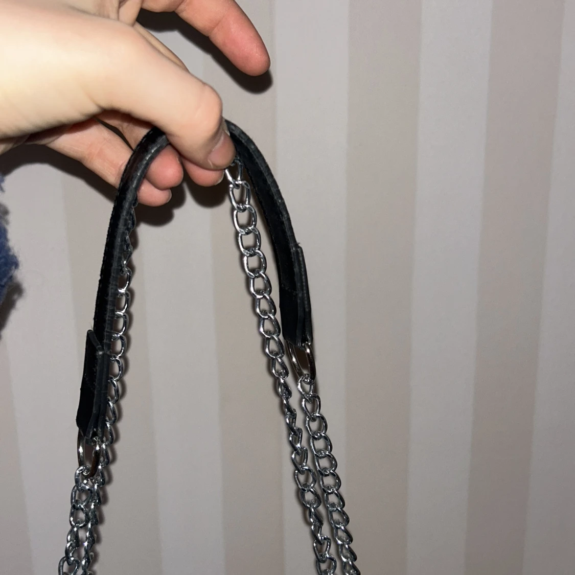 Svart quiltat axelväska med kedja - 3