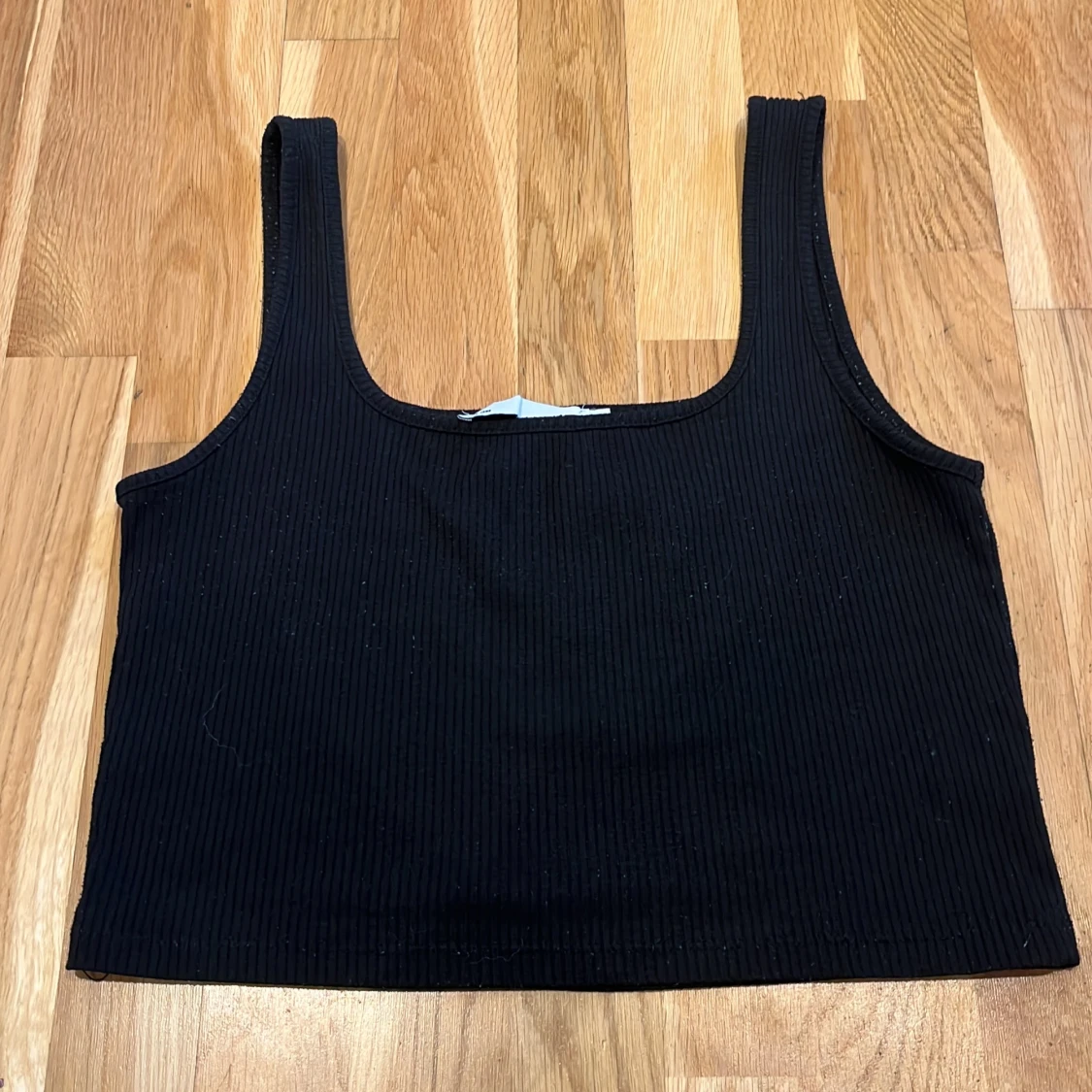 Svart ribbad linnetopp