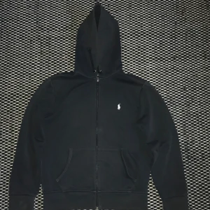 Ralph Lauren Hoodie - Nu säljer jag min polo tröja eftersom den blivit för liten. (En av snörena är sönder)