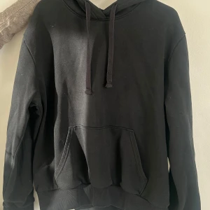 Svart hoodie från HM - Säljer en super nice hoodie från HM. Jag har haft på mig den ett få antal gånger och den är i väldigt bra skick!!!! Det är ett jättebra basic plagg att ha i sin garderob🤗🤗🤗