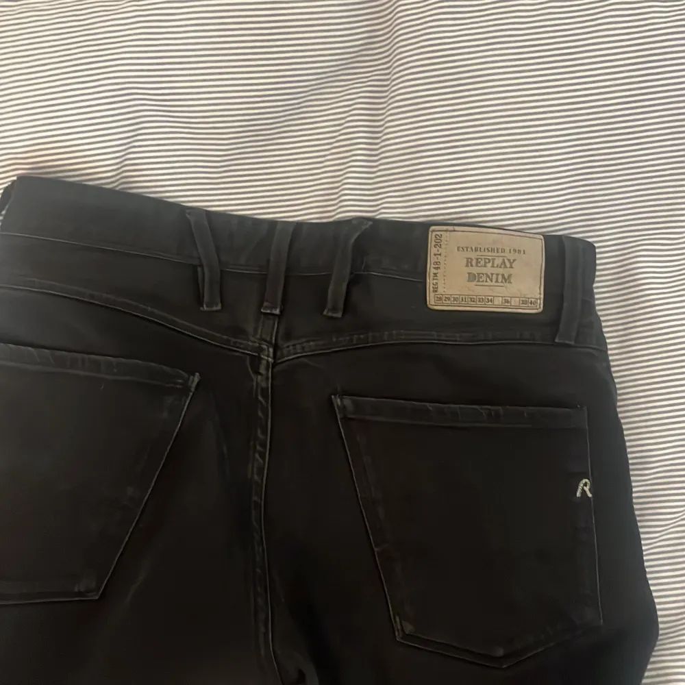 Svarta replay jeans 31/32 i modellen anbass (slim fit) flitigt använda men inga stora defekter såsom hål eller trasiga sömmar. Farkut & Housut.
