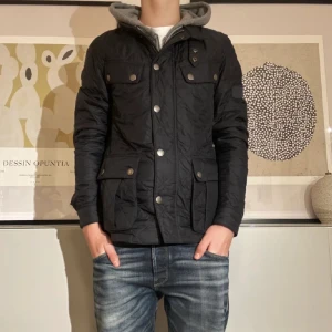 Barbour jacka - | Barbour jacka | Skick: 9/10 | Storlek: S | Nypris ca: 2500 | Vårat pris: 549 | Modellen: 175 cm, 60 kg |