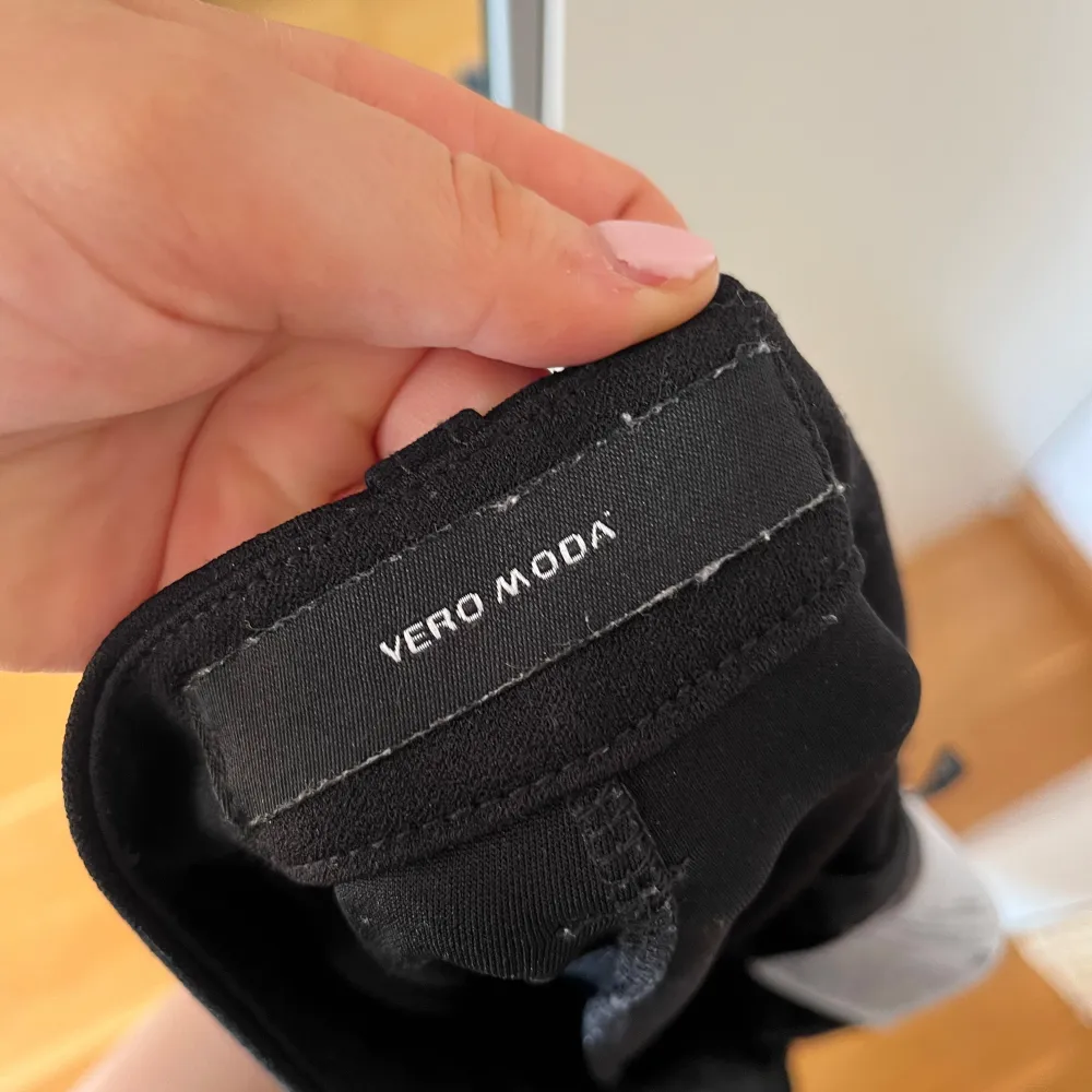 Snygga kostymbyxor frĂ„n Vero Moda, anvĂ€nda 1 gĂ„ngâ€ïžJĂ€ttebra skick, nypris Ă€r 500krâ€ïž. Farkut & Housut.
