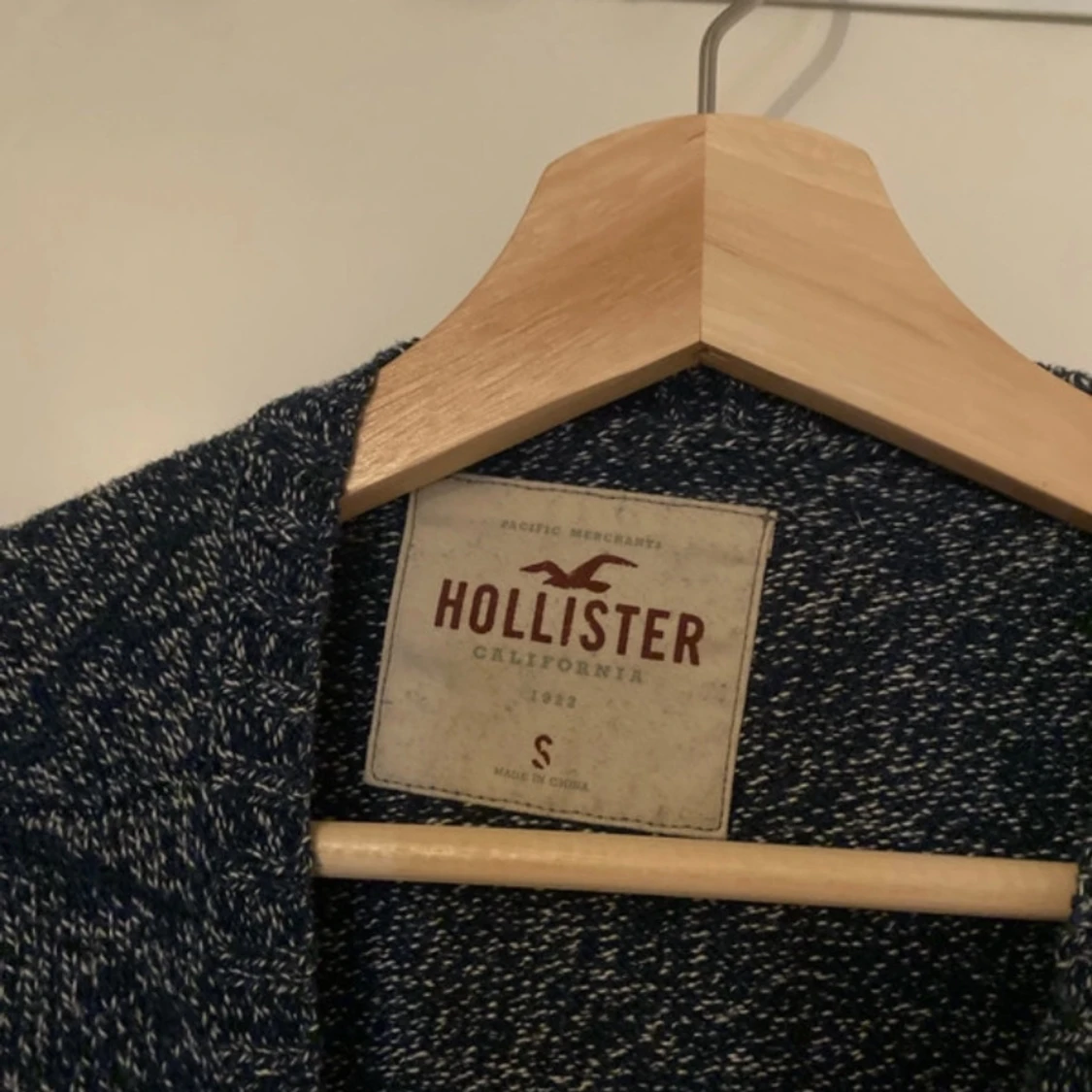 Mörkblå stickad tröja från Hollister - 2