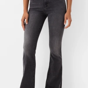 Gråa bootcut jeans - Gråa flared bootcut jeans. Dom är i fint skick och inga fel på dom. Sätter sig fint på kroppen.