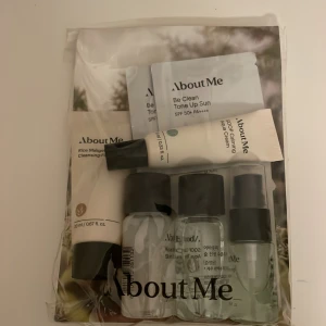 Hudvårdspaket från About Me - Säljer ett praktiskt hudvårdspaket från About Me. Innehåller rengöringskräm, toner, solskydd och ansiktskräm i resestorlekar. Perfekt för att hålla huden fräsch och skyddad på resan. Kommer i en smidig plastförpackning.