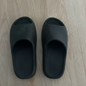 YEEZY SLIDES  - Säljer mina svarta YEEZY slides då jag vuxit ur dom och ej har någon användning för dom                   skickas dagen vid köp