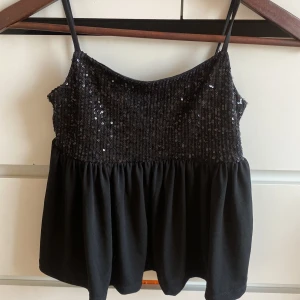 Glittrig paljett fest topp! - Bra skick! Storlek 146 men passar som en söt magtröja för mig som har 158/164 i ginas storlekar! 