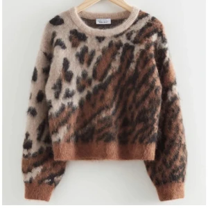 Leopardmönstrad mohairtröja från & Other Stories - Säljer en jätte fin och fluffig leopardmönstrad tröja från & Other Stories. Tröjan är tillverkad i mohair och har en croppad passform med långa ärmar. Fick den i present och har aldrig kommit till användning tyvärr, så därför är den som ny. Lapparna sitter kvar, ny pris är 1300 kr men säljer för 1000 kr. Storleken är M men passar S/M.          Bara att höra av sig vid frågor, svarar så fort jag har möjlighet💗