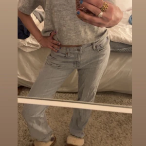 Ljusblå jeansbyxor - Snygga ljusblå jeans med en avslappnad passform. Byxorna har en klassisk femficksdesign och är perfekta för en casual look. De är tillverkade i ett bekvämt denimtyg och har en knappgylf.