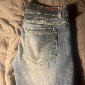 Dondup jeans - Säljer ett par snygga blå jeans lite slitningar ifrån dondup🌟 jätte bra sick och dom kostar 2700 nya men jag söker dom för ändast 520 pris går att diskutera🌟🌟