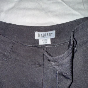 Svarta byxor från Madlady - Snygga svarta byxor från Madlady i storlek EU36. Byxorna har en klassisk design med en rak passform.