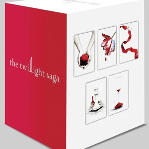 The Twilight Saga Box Set - Säljer en box med hela The Twilight Saga. Boxen är vit och röd med ikoniska bilder från serien på framsidan. Perfekt för fans av vampyrromantik och spänning. Innehåller alla böcker i serien.