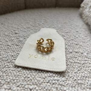 Yomie har fina kvalitativa prisvärda ringar som vi har pressat ner prisen på. 💕Alla är vattentäta och gjorda av rostfritt stål. Ringarna orsakar alltså inga utslag. Denna ring är justerbar & i färgen guld. För fler frågor/bilder skicka ett meddelande💕