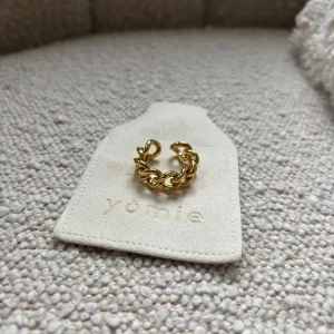 Guldfärgad ring från Yomie - Yomie har fina kvalitativa prisvärda ringar som vi har pressat ner prisen på. 💕Alla är vattentäta och gjorda av rostfritt stål. Ringarna orsakar alltså inga utslag. Denna ring är justerbar & i färgen guld. För fler frågor/bilder skicka ett meddelande💕