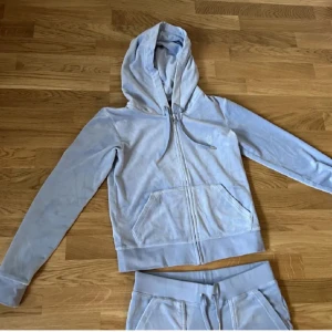 Juicy sett ljusblå  - Hej, säljer ett juicy sett i ljusblå de är storlek S i både kofta och byxorna. Använt någon gång hemma bara för att jag har tagit fel storlek. 750kr tänker jag att jag ska sälja för. Postas samma dag eller dagen efter du köpt beroende på tid när du köper. De är i nyskick och väldigt fin färg. Inga defekter på settet. Säljs inte separat utan säljs bara som sett. Har lagt ut settet på 2 kontot för att få de sålt snabbt. Därav är köp nu inte på men om ni vill köpa sätts det på!🩵💙🥰