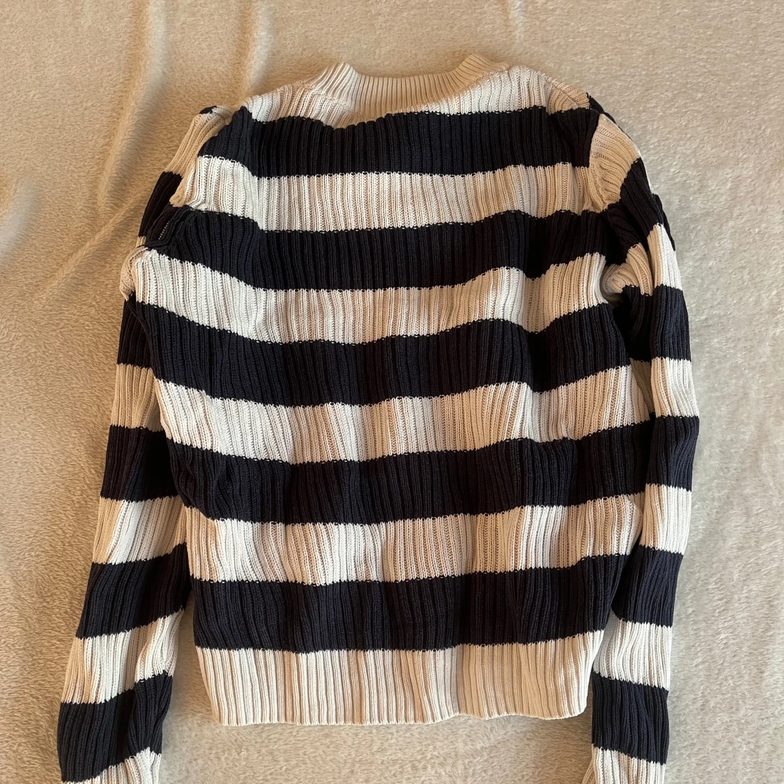 Randig stickad tröja - 1