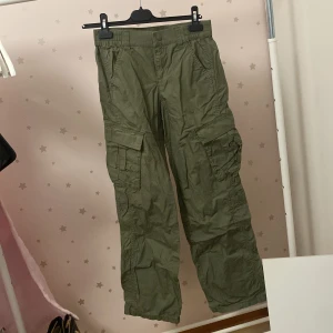 Gröna cargopants - Snygga gröna cargobyxor. Dom är även lågmidjade och är i storlek xs. 