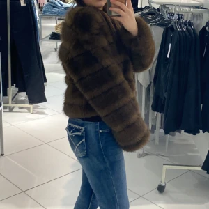 Brun pälsjacka - Säljer en  brun pälsjacka, Storlek XS Jackan men passar S , jätte mysig och skönt material och päls . Den har lite tunnare material men pälsen håller dig varm i lite kallare väder. Köpt för 700kr på Gina, men använd Max 3 gånger,        Skicka bud!