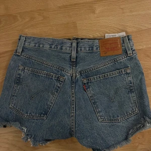 Superfina Levi’s shorts, 501  - Jättefint skick, använda enbart ett fåtal gånger pga för liten storlek.  