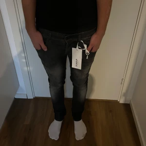 Dondup jeans  - Dondup jeans i storlek 29 sitter skit snyggt dondup lapp tillkommer 