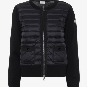 Moncler cardigan - Snygg svart quiltad jacka från Moncler med dragkedja framtill. Jackan har långa ärmar och två fickor med knappar på framsidan. Perfekt för kyligare dagar. Har inga bilder på den just nu då jag är hos min pappa och har den hos mamma men kan lösa vid intresse💕pris går även att diskutera💕