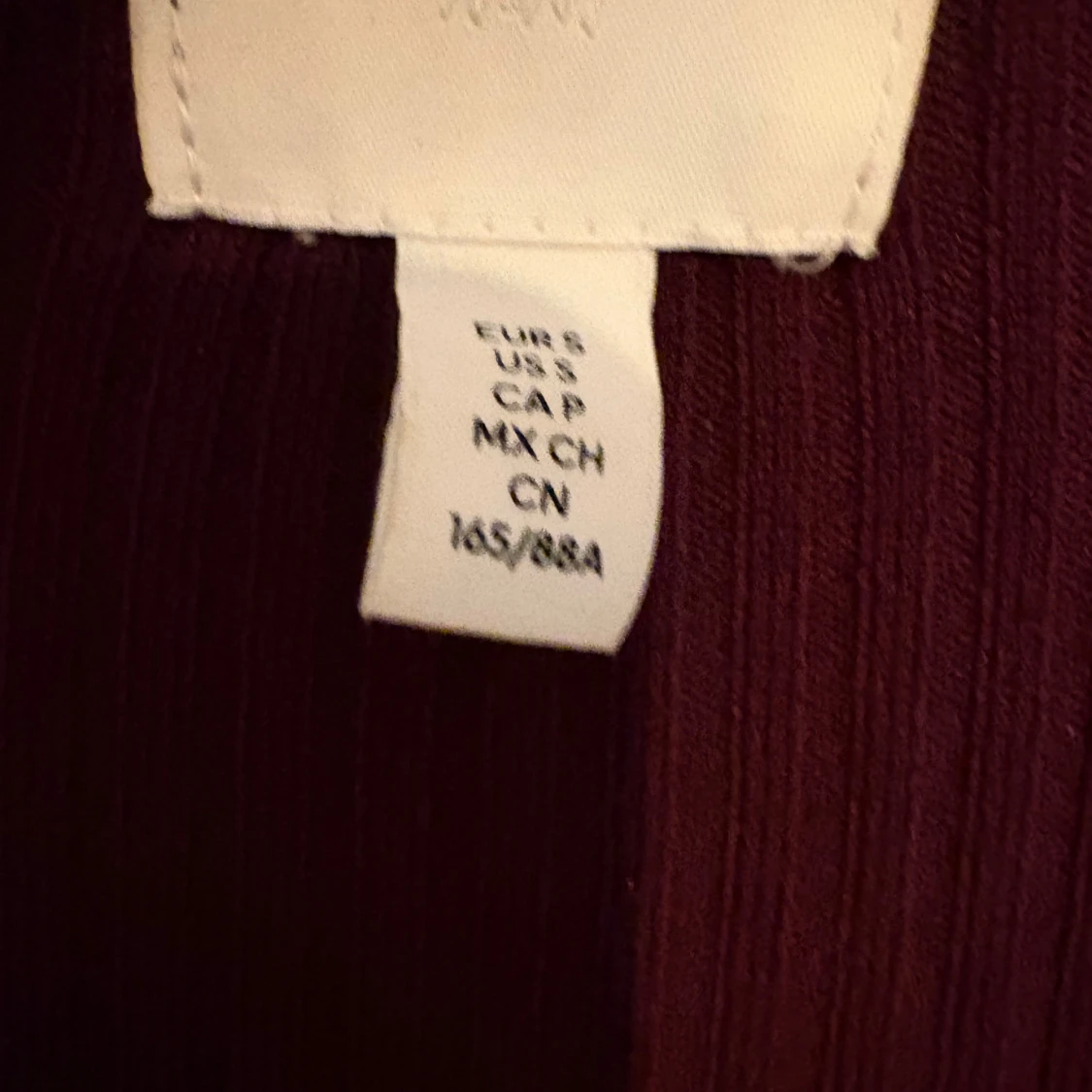 Vinröd ribbad topp - 1