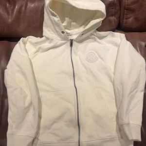 Moncler kofta - Säljer en Moncler kofta, använd fåtal gånger. Inga fläckar eller slitage. Används inte längre. Pris kan diskuteras.