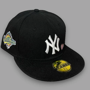 New York Svart keps från New Era 7 3/4cm  - Snygg svart keps från New Era med broderad logotyp och texten 'Love & Hustle Game'. Kepsen har en platt skärm och är dekorerad med ett hjärta och en baseball. Perfekt för sportiga tillfällen.