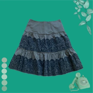 Spetsmönstrad kjol - Grön volangkjol med spetsmönster thriftad men aldrig använd av mig. Originellt från Vero Moda i storlek 40/L. Midjemått på tredje bilden. Två lager, ett tunnare under för struktur (skriv för fler bilder.) Ej stretch. Läs gärna bion innan köp. 