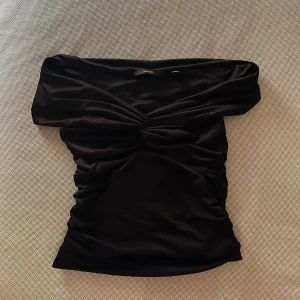 Svart offshoulder topp - Snygg svart offshoulder topp med rynkade detaljer.