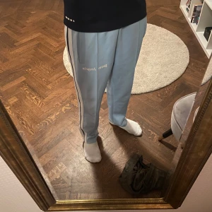Ljusblå byxor från Palm Angels - Snygga ljusblå byxor från Palm Angels. Storlek M, och i perfekt skick. Mitt pris kommer landa på 699, hör av dig vid minsta lilla fråga eller fundering!