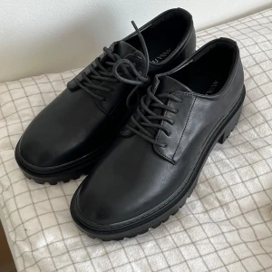 Svarta snörskor från Anna Field - Snygga svarta snörskor från Anna Field med klassisk design. Perfekta för en stilren look. Skorna har en låg klack och är tillverkade i syntetmaterial. Aldrig använda bara provade. 